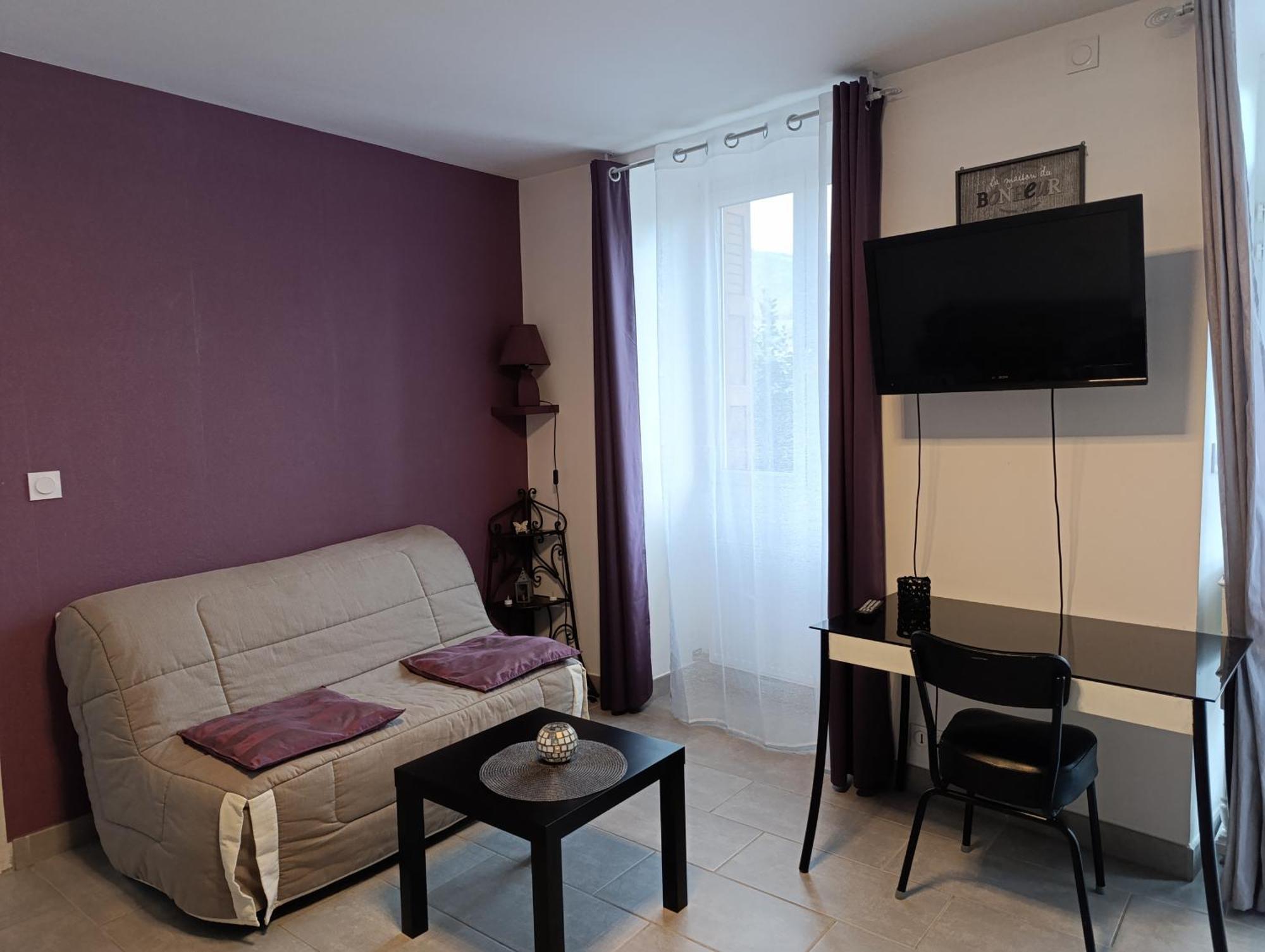 Maison Spacieuse Et Agreable Saint-Georges-de-Luzencon Экстерьер фото